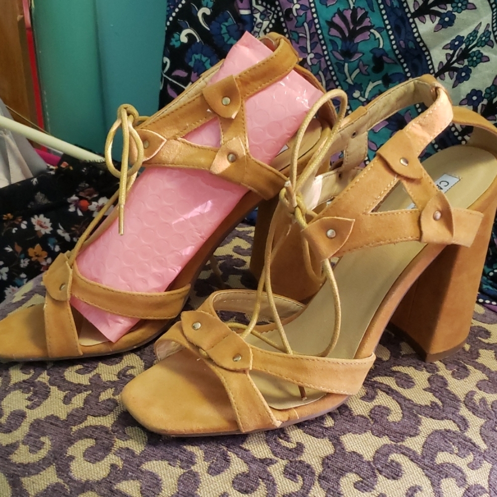 Cape Robin chunk heel size 9 camel